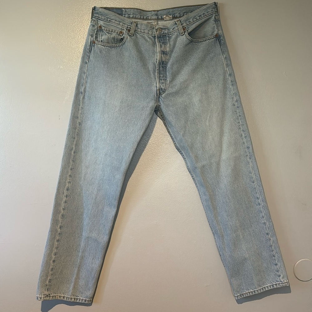 VINTAGE- 2001 Levi 501 Light Wash.